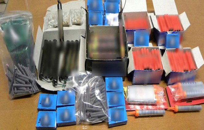 Χειροπέδες σε δύο άτομα για κροτίδες και βεγγαλικά